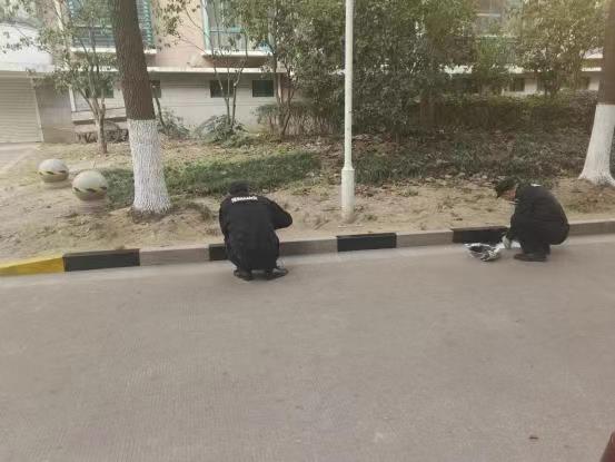 長江花城社區:為路牙添“新衣”...